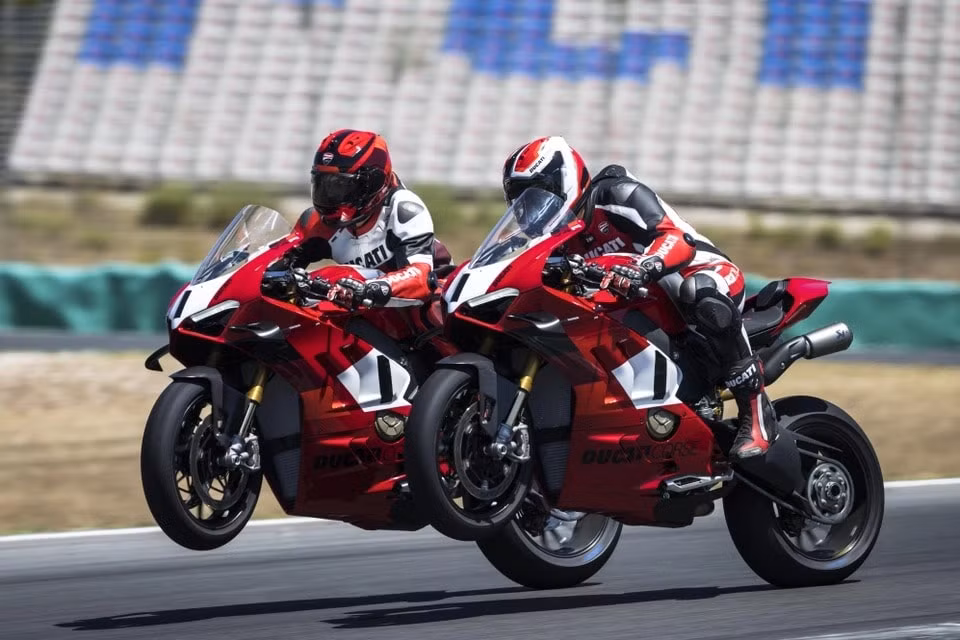 ducati panigale v4 r 2023 co cong suat hon 240 ma luc hinh 8