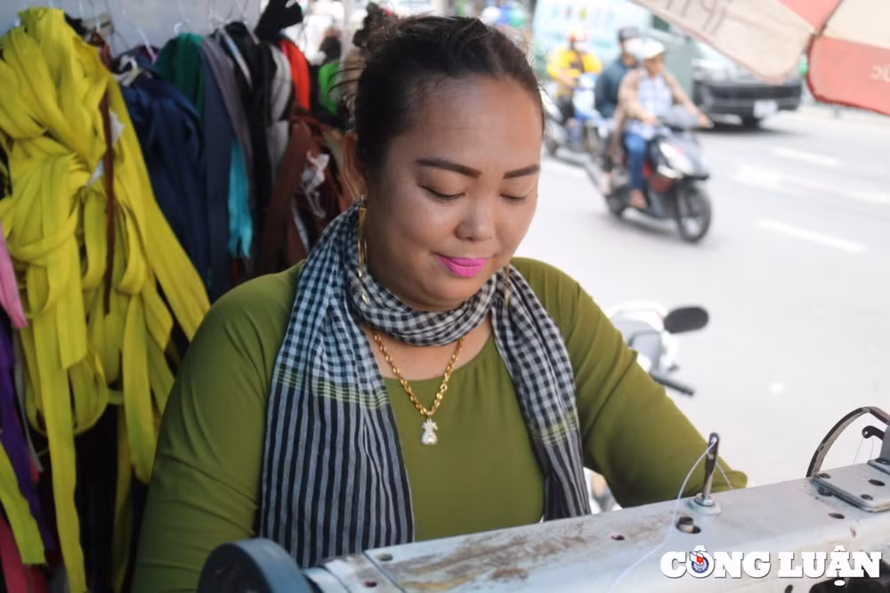 ba chu tiem tui xach hon 20 nam me mac ao dai thich lam chuyen tot giup doi hinh 3