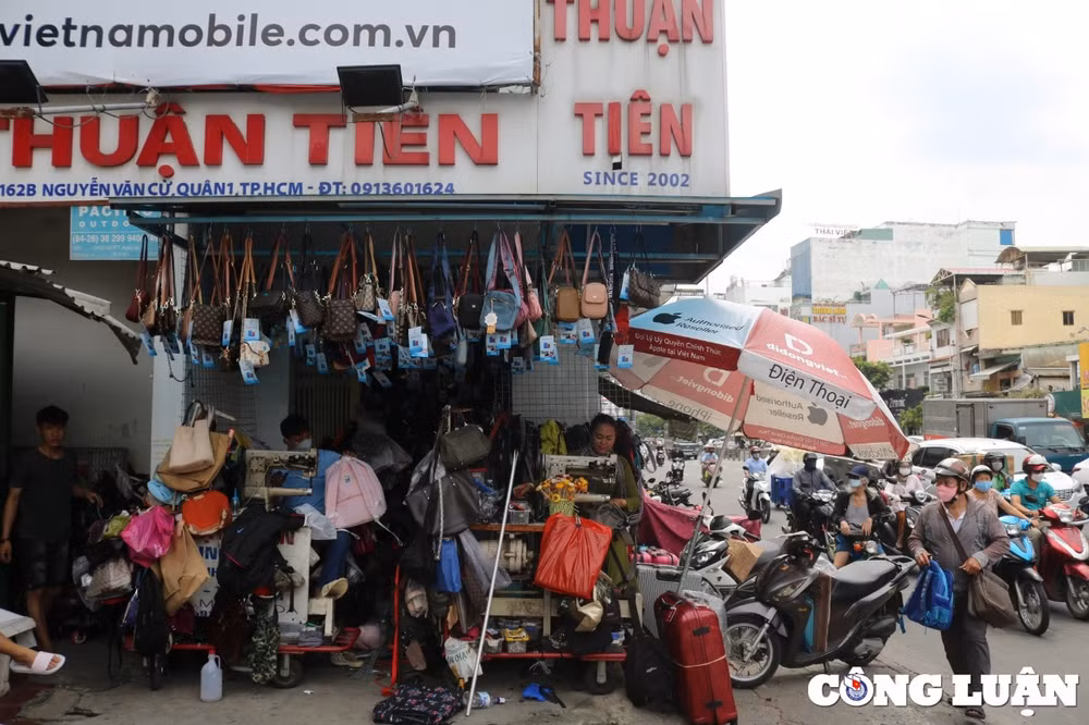 ba chu tiem tui xach hon 20 nam me mac ao dai thich lam chuyen tot giup doi hinh 6
