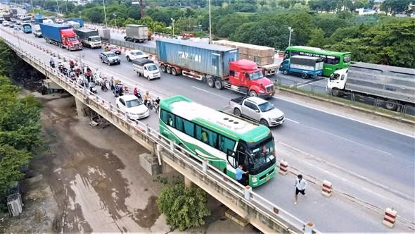 o to van di vao lan xe may tren cau thanh tri ha noi hinh 1