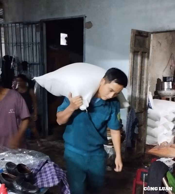 thua thien hue di doi khan cap hon 12000 nguoi trong dem hinh 6