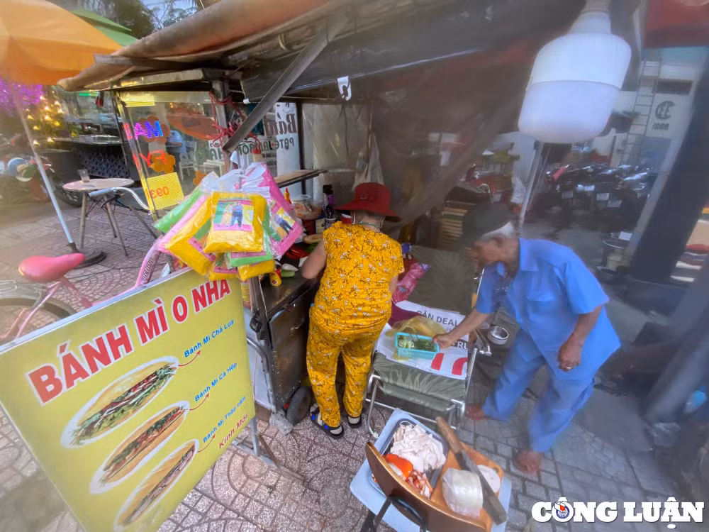 cu ba 80 tuoi va cau chuyen xuc dong ve banh mi 0 nha hinh 1