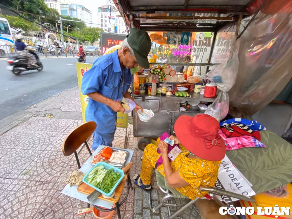 cu ba 80 tuoi va cau chuyen xuc dong ve banh mi 0 nha hinh 2