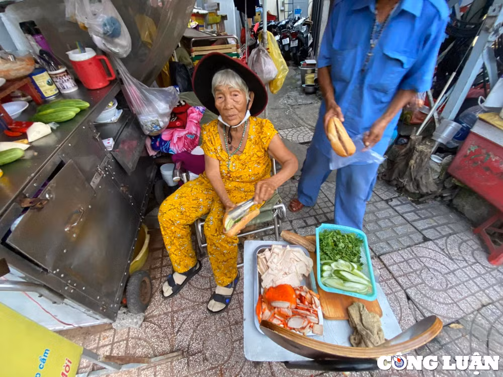 cu ba 80 tuoi va cau chuyen xuc dong ve banh mi 0 nha hinh 4