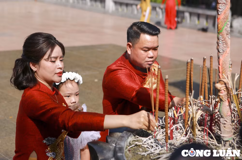 ha noi hinh anh hanh phuc cua 18 cap doi trong ngay dam cuoi tap the hinh 7