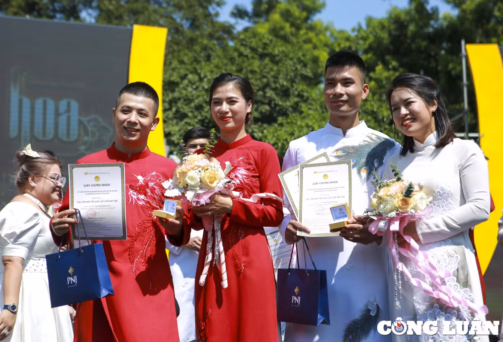 ha noi hinh anh hanh phuc cua 18 cap doi trong ngay dam cuoi tap the hinh 16