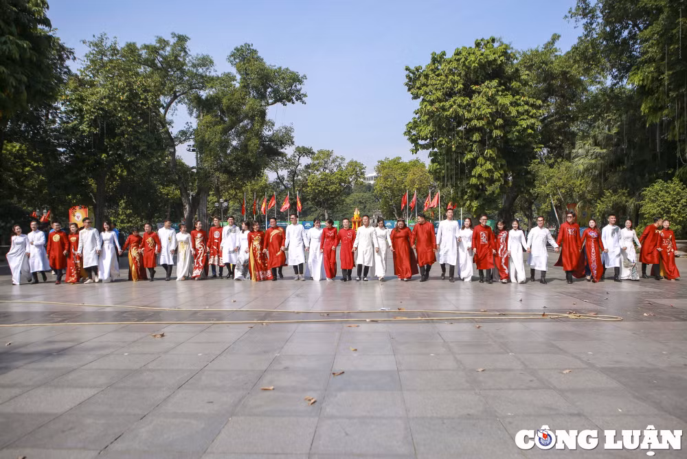 ha noi hinh anh hanh phuc cua 18 cap doi trong ngay dam cuoi tap the hinh 3