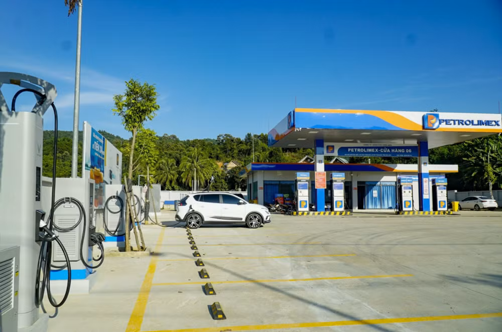 vinfast khai truong dich vu sac xe dien tai he thong cua petrolimex tren toan quoc hinh 3