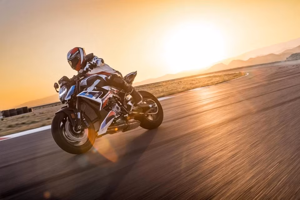 bmw m 1000 r ra mat so huu suc manh hon 200 ma luc hinh 7