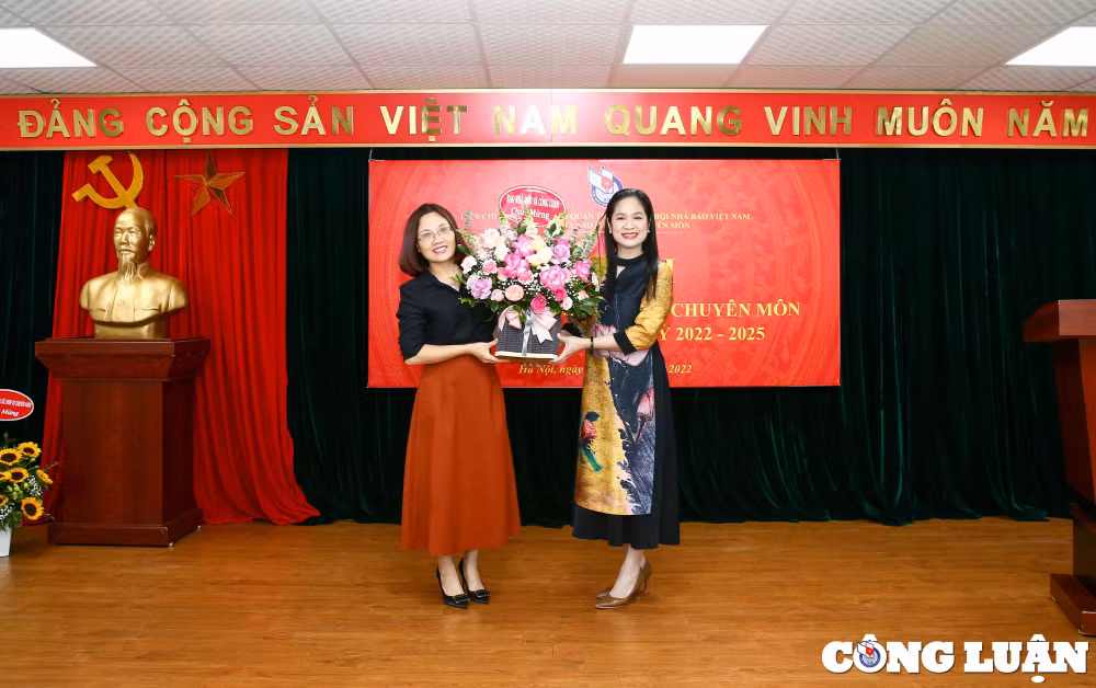 no luc phan dau tiep tuc doi moi nang cao ky cuong nang luc hoan thanh tot nhiem vu hinh 6