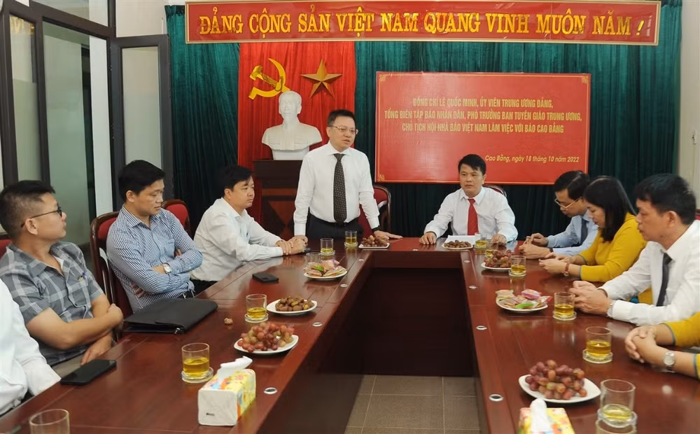 tong bien tap bao nhan dan le quoc minh tham va lam viec voi bao cao bang hinh 2
