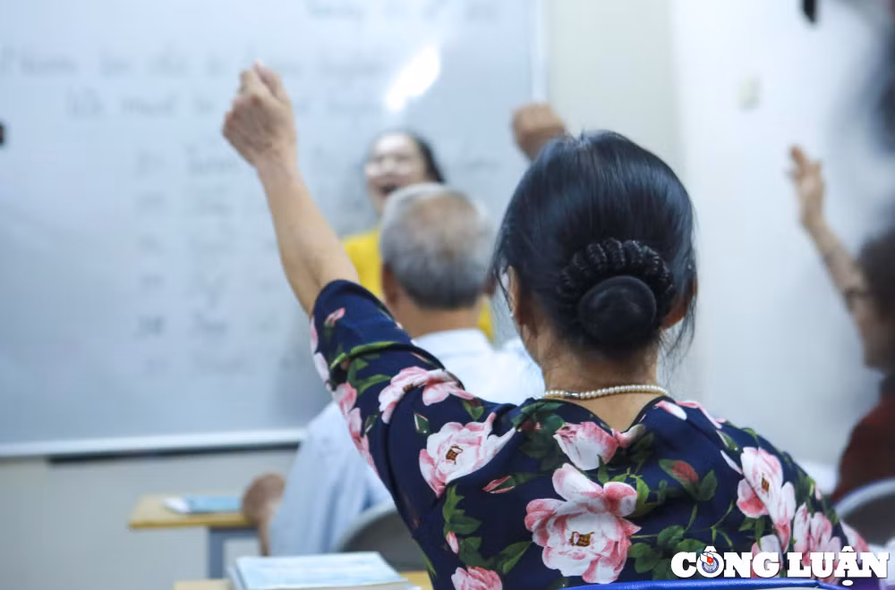 lop hoc tieng anh dac biet cua cac cu ong cu ba tren 60 tuoi hinh 16