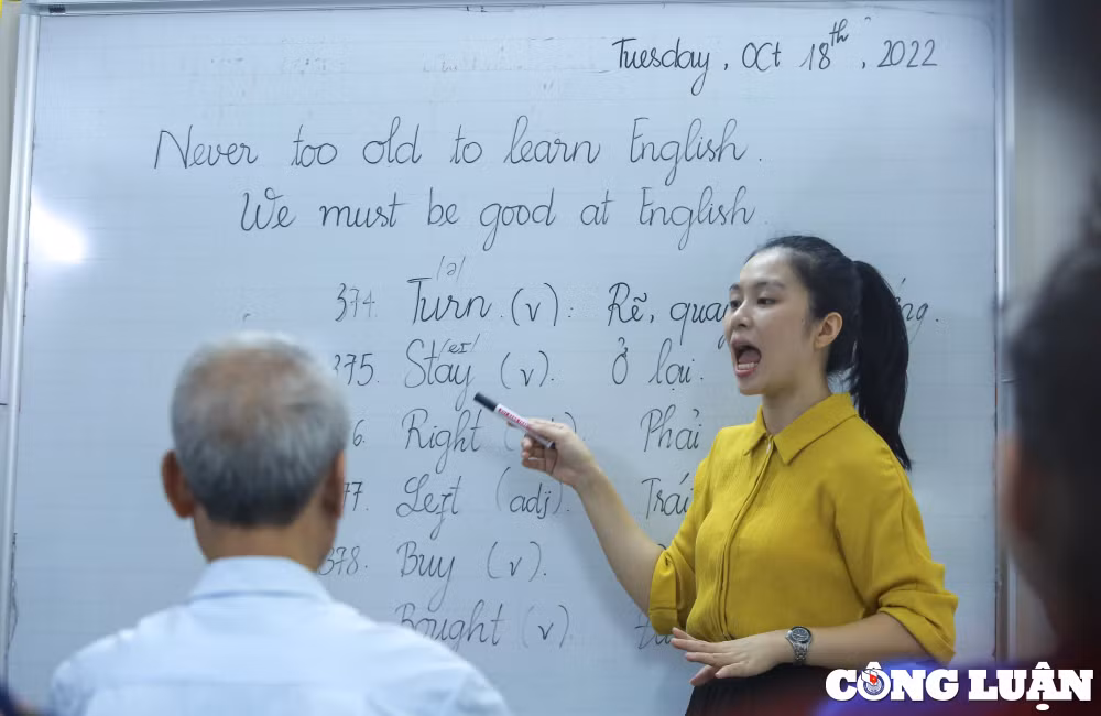 lop hoc tieng anh dac biet cua cac cu ong cu ba tren 60 tuoi hinh 4