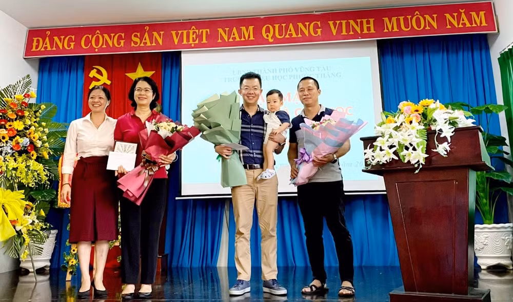 nha bao hoang truong giang tu thien chang chung to minh dac biet hay minh gioi dau hinh 16