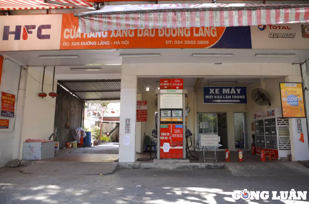 ha noi nguoi dan un un di do xang cay xang treo bien dung ban hang hinh 9