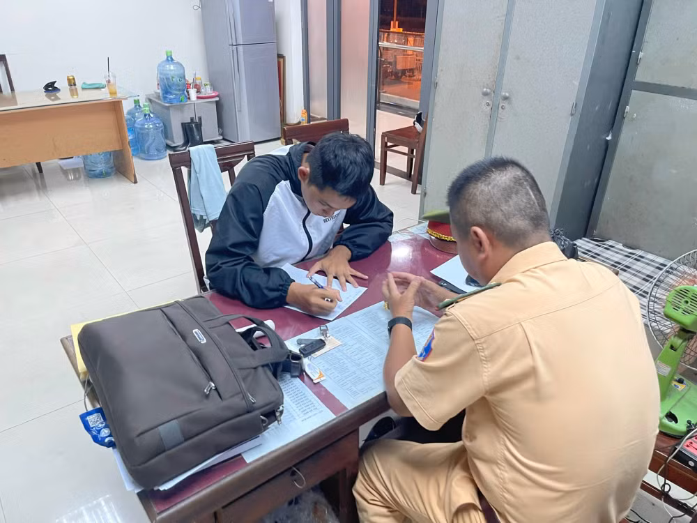 thanh nien dung chan chong danh lua bi xu ly hinh 1