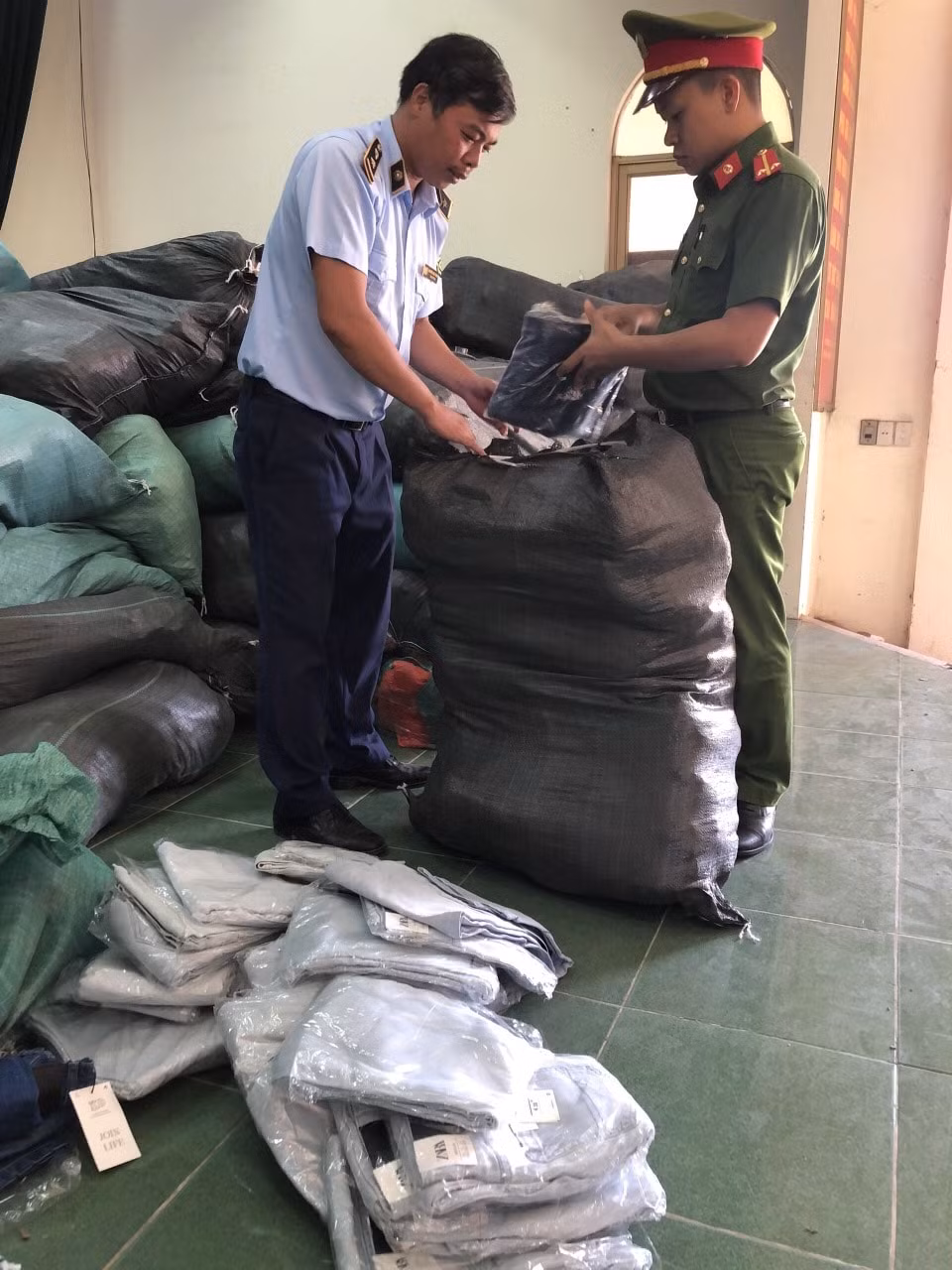 hai duong thu giu hang chuc tan quan ao sida chuan bi tuon ra thi truong hinh 2