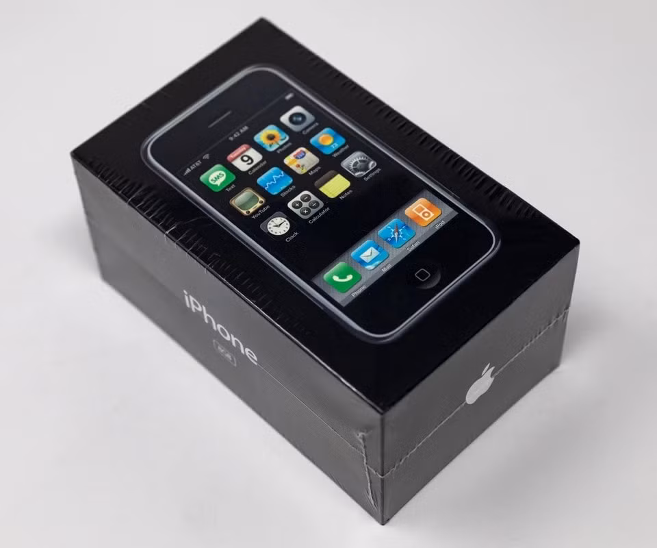 iphone ra mat nam 2007 con nguyen hop co gia gan 40000 usd hinh 1