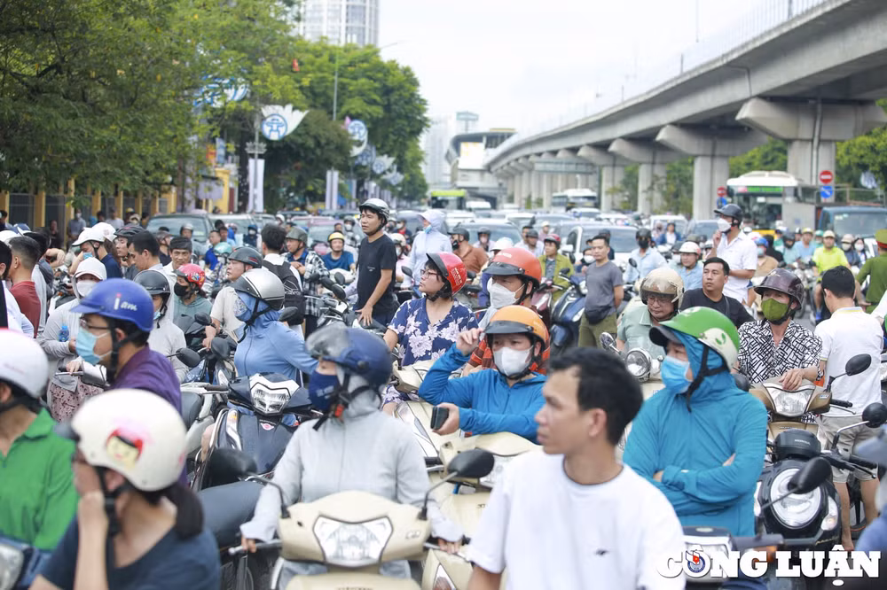 phu huynh vuot 100km dua con den ha noi de thu suc thi len lop 10 vao truong chuyen hinh 2