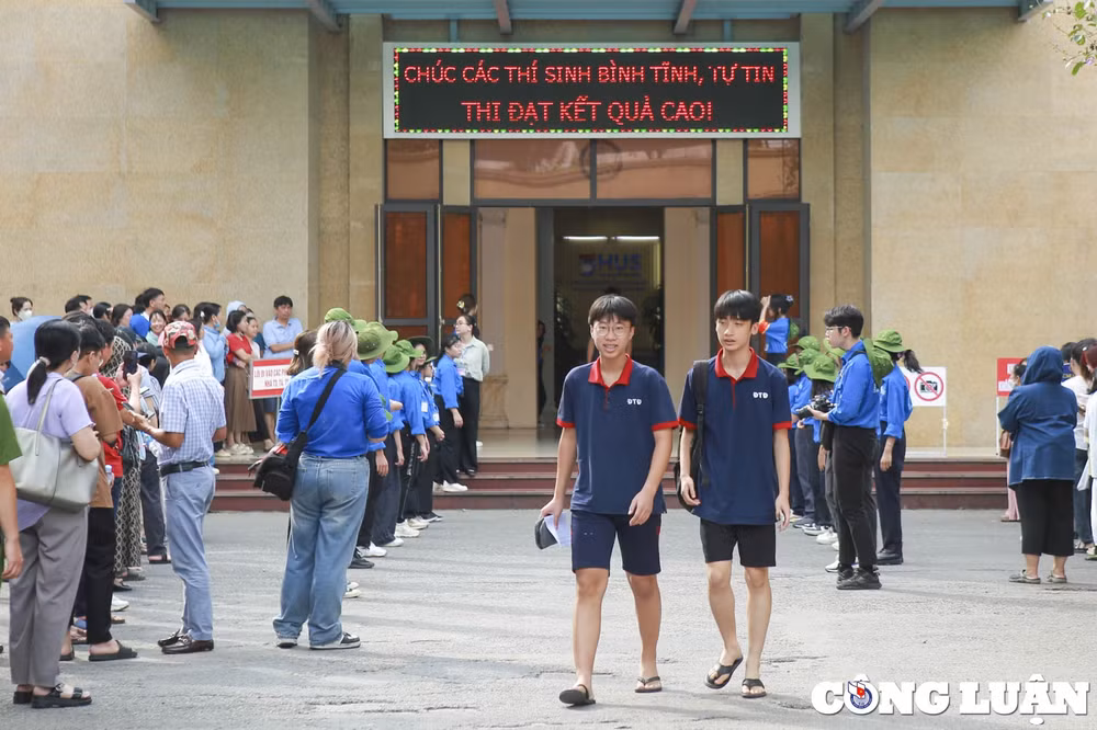 phu huynh vuot 100km dua con den ha noi de thu suc thi len lop 10 vao truong chuyen hinh 4