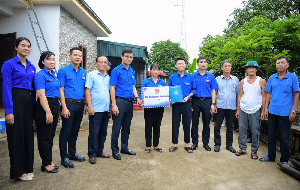 bi thu thu nhat trung uong doan tham dong vien cac doi tinh nguyen ho tro du an duong day 500kv mach 3 hinh 1