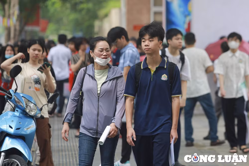 hinh anh thi sinh di lam thu tuc du thi len lop 10 o ha noi hinh 9