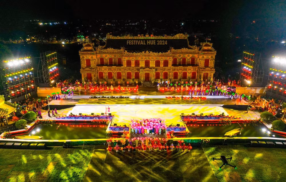 cam cac thiet bi bay tai dai noi trong dem khai mac festival hue 2024 hinh 1