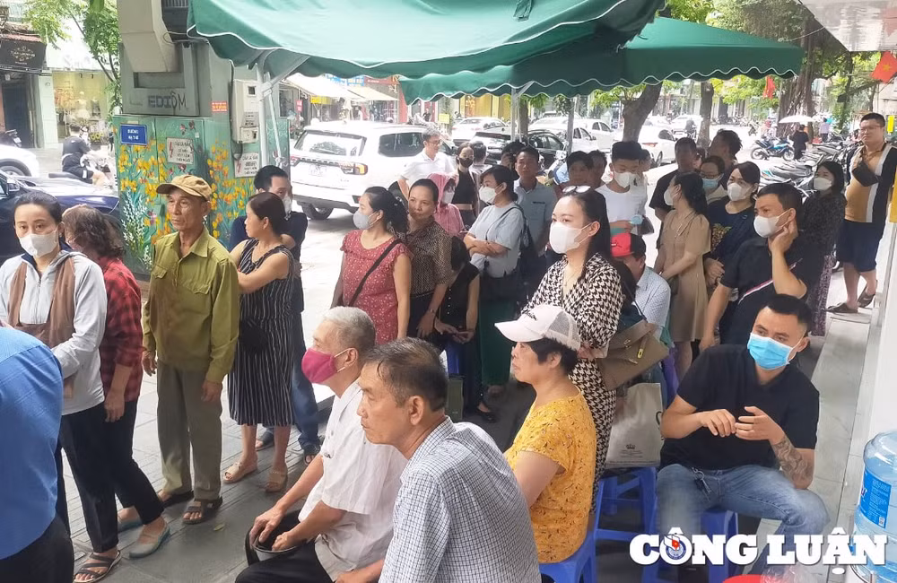 xuat hien doi tuong thue nguoi xep hang mua gom vang day gia hinh 1