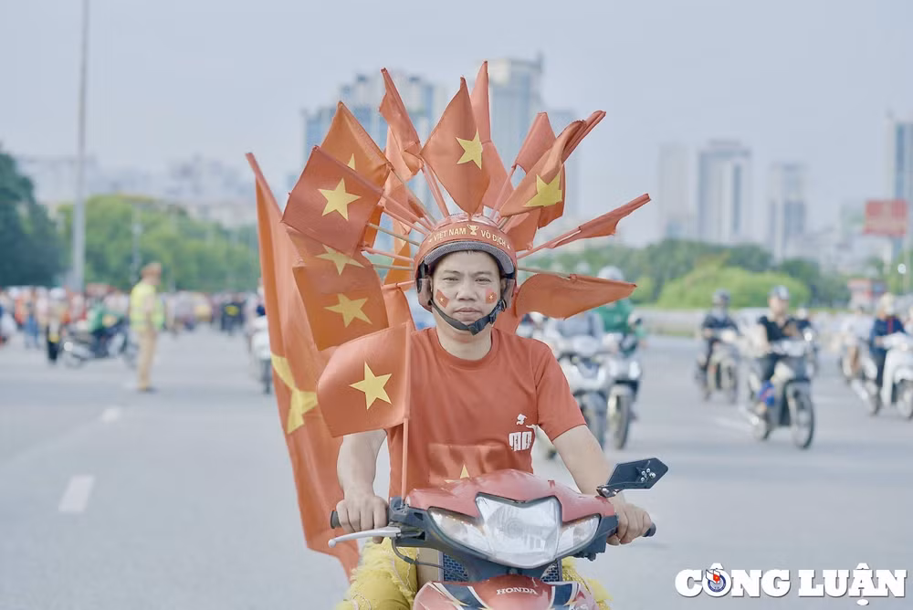 co dong vien tiep lua cho tran dau viet nam philippine tren san my dinh hinh 8
