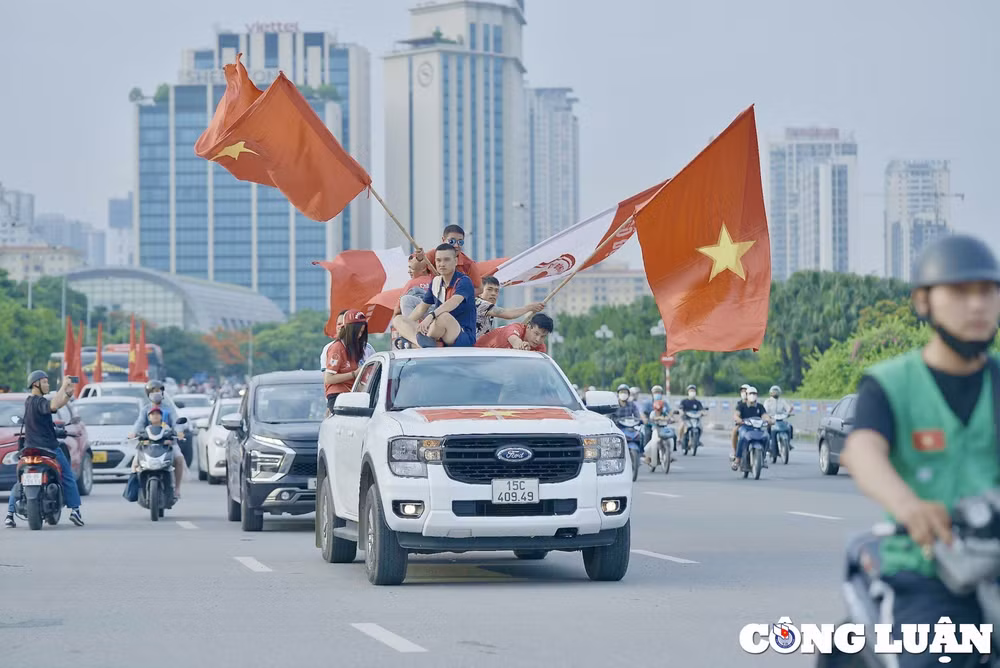 co dong vien tiep lua cho tran dau viet nam philippine tren san my dinh hinh 1