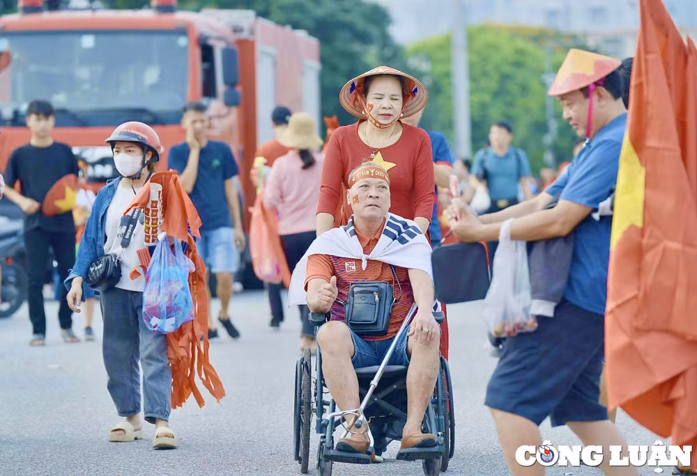 co dong vien tiep lua cho tran dau viet nam philippine tren san my dinh hinh 9