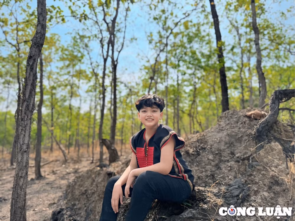 ca si tre phu quy ra mat mv rung khoc hinh 2