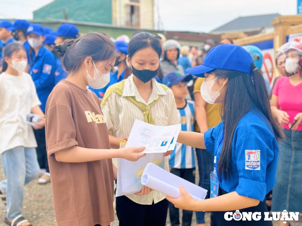 hon 1300 thanh nien tinh nguyen tham gia tiep suc mua thi tai ky thi vao lop 10 thpt o ha tinh hinh 2