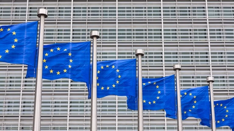 eu sap danh thue manh hon doi voi hang hoa nga hinh 1