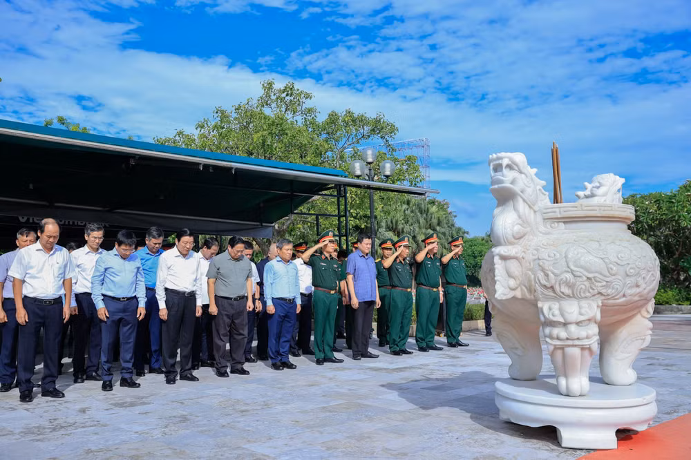 thu tuong pham minh chinh dang huong vieng dai tuong vo nguyen giap va cac anh hung liet si tai quang binh hinh 4