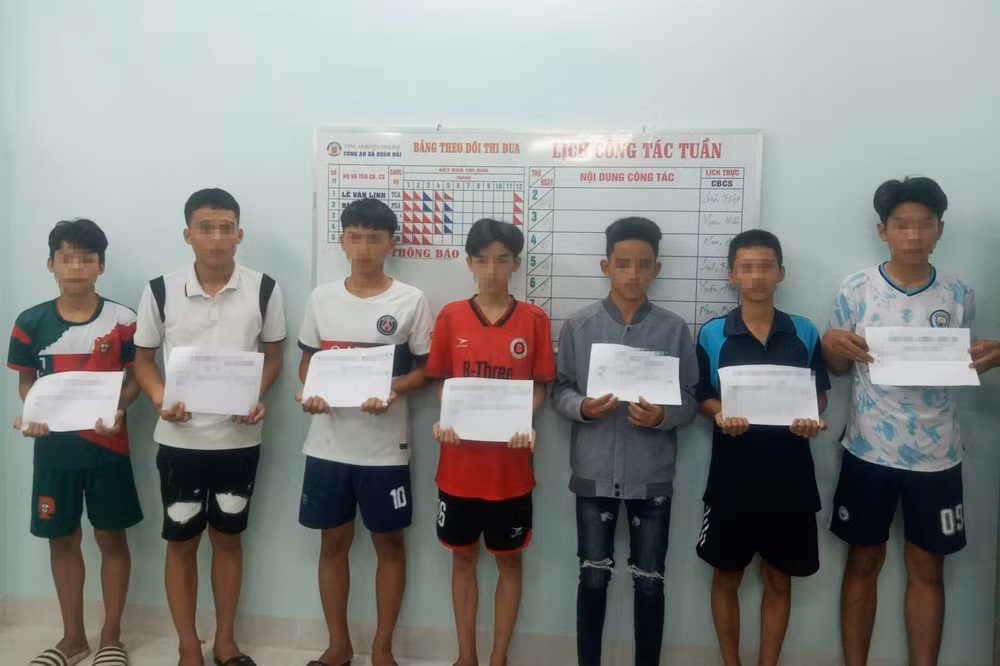 trieu tap nhom thanh nien dung tren cau vuot nem da xuong cao toc hinh 1