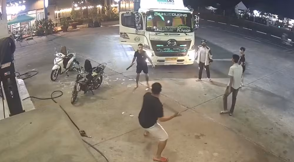 trieu tap nhom nguoi chem nhau tai cay xang o binh duong hinh 1
