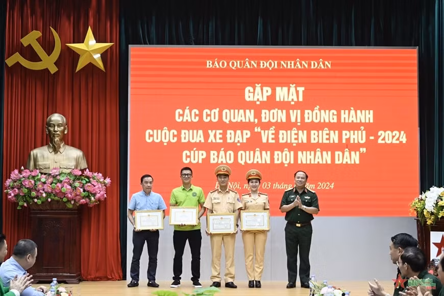 cuoc dua xe dap ve dien bien phu 2024 cup bao qdnd tao dau an dep trong long dong bao hinh 1