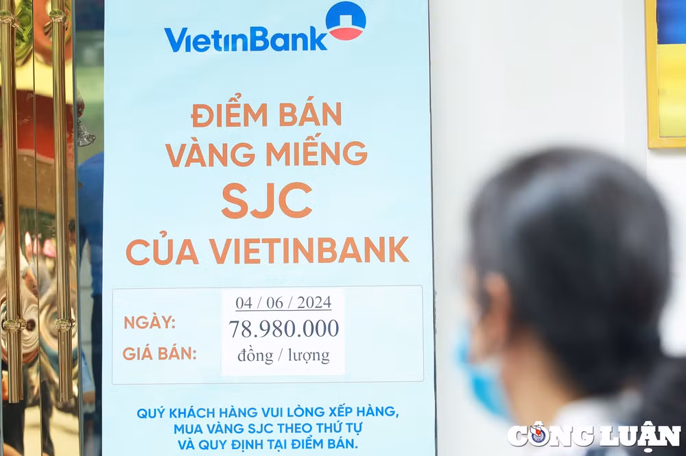 ngay thu 2 mo ban vang nguoi dan xep hang cho doi truoc 3 tieng de mua hinh 11