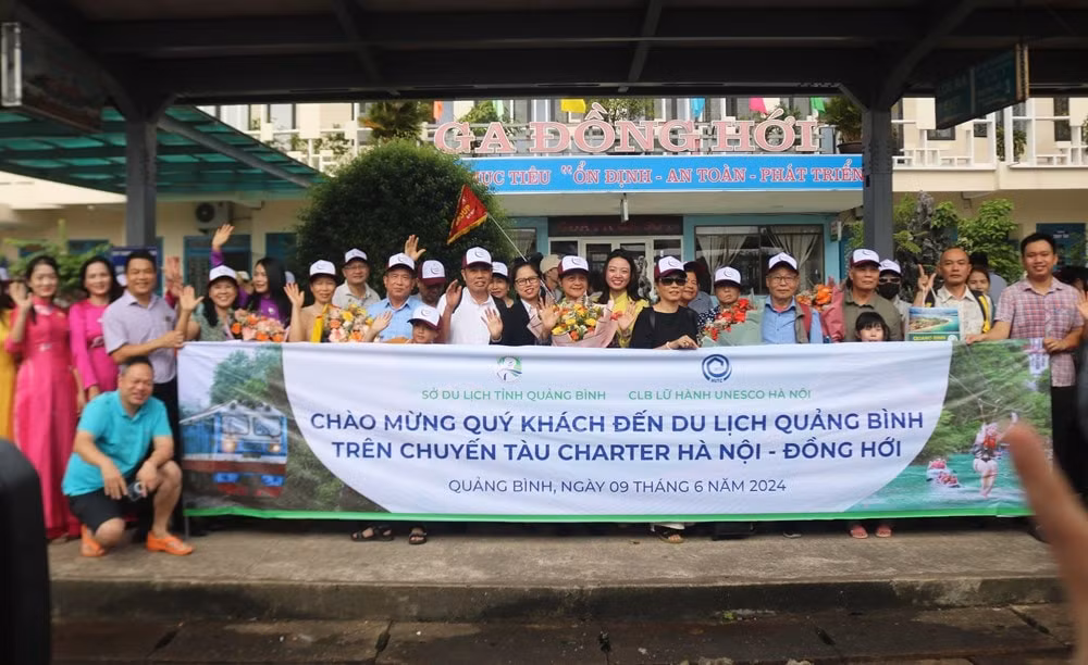 gan 300 du khach den quang binh bang chuyen tau hoa charter hinh 1