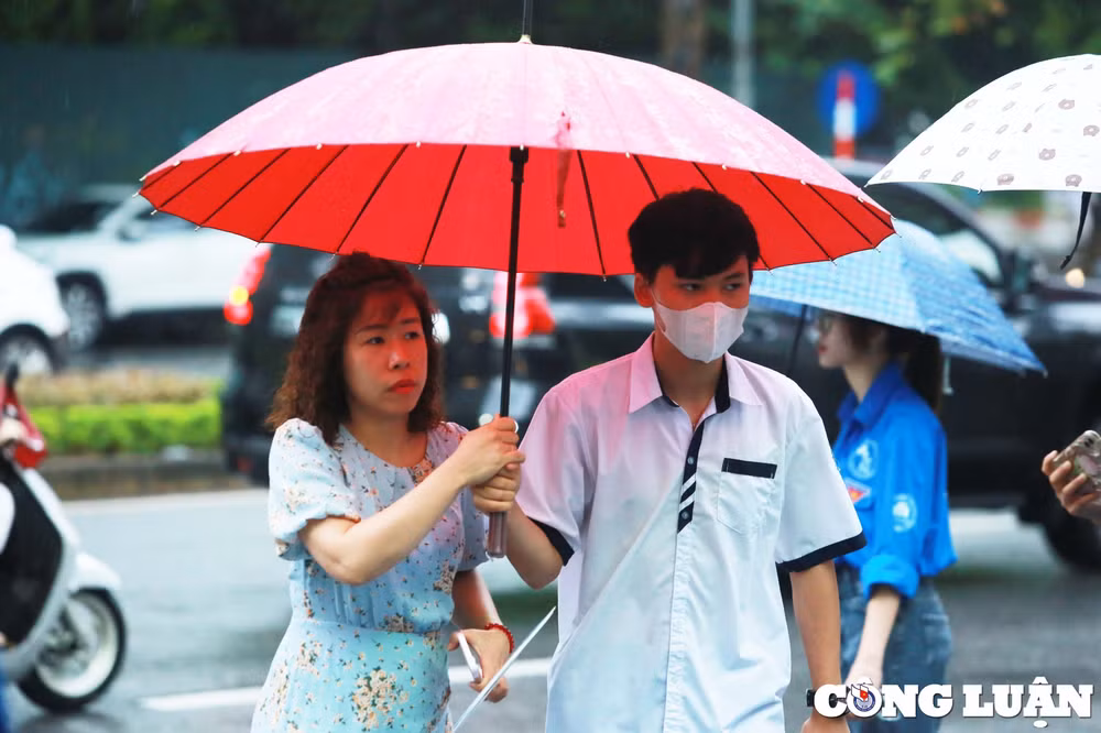 phu huynh doi mua dua con di thi mon cuoi cua ky thi lop 10 cong lap ha noi hinh 5
