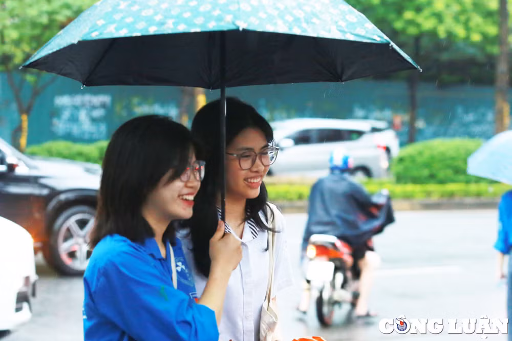 phu huynh doi mua dua con di thi mon cuoi cua ky thi lop 10 cong lap ha noi hinh 7
