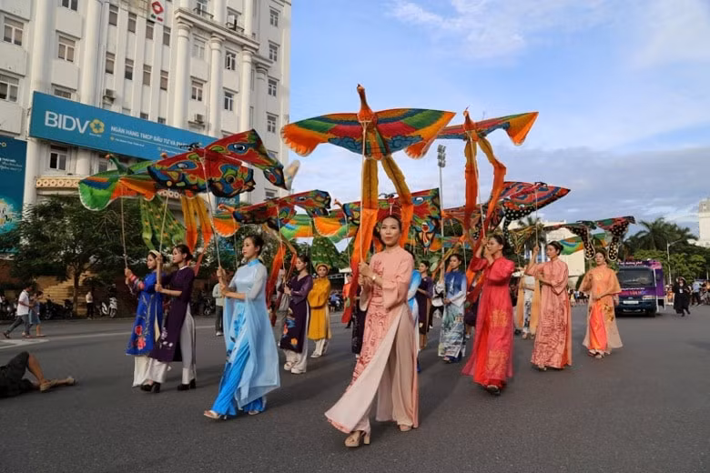 le hoi duong pho sac mau van hoa khuay dong co do hue hinh 3