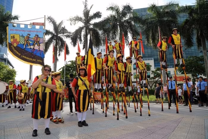 le hoi duong pho sac mau van hoa khuay dong co do hue hinh 2