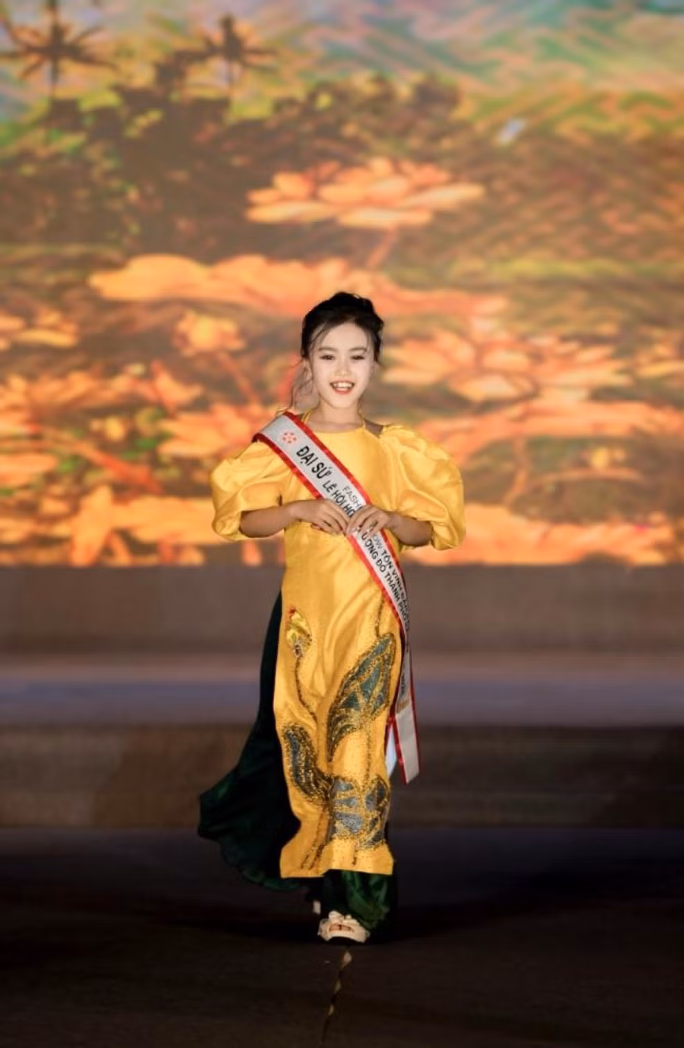 mau nhi minh chau khoe than thai rang ngoi cung hoa hau le hoang phuong tren san dien ton vinh ban sac viet hinh 4