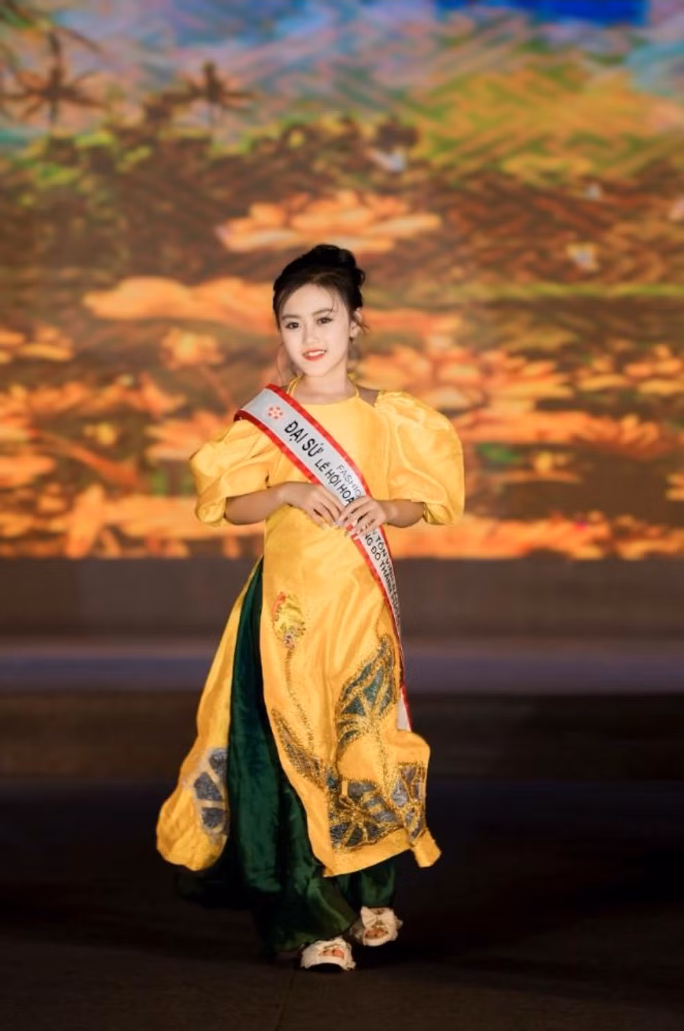 mau nhi minh chau khoe than thai rang ngoi cung hoa hau le hoang phuong tren san dien ton vinh ban sac viet hinh 5