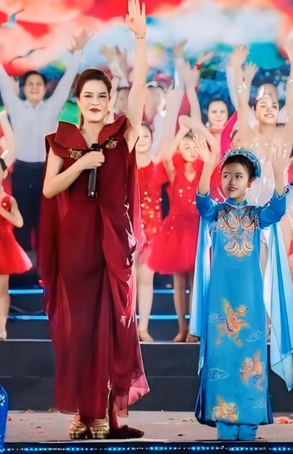 mau nhi minh chau khoe than thai rang ngoi cung hoa hau le hoang phuong tren san dien ton vinh ban sac viet hinh 8
