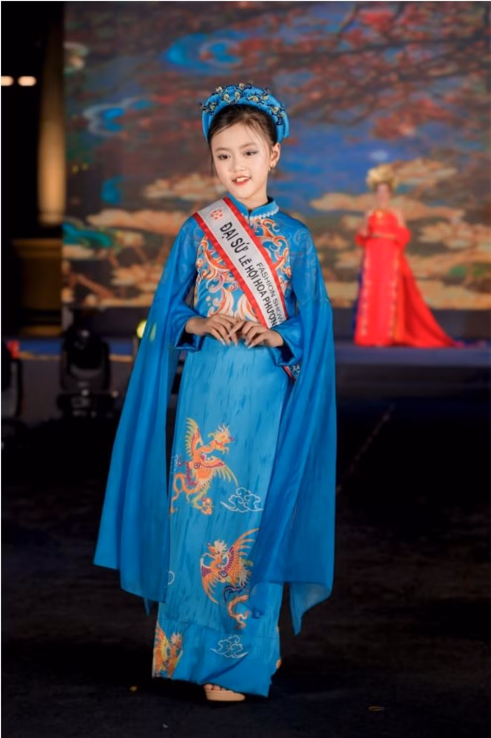mau nhi minh chau khoe than thai rang ngoi cung hoa hau le hoang phuong tren san dien ton vinh ban sac viet hinh 2