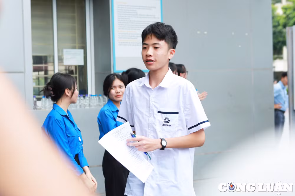 thi sinh di thi mon tieng anh mac dong phuc cua truong cau may hinh 3