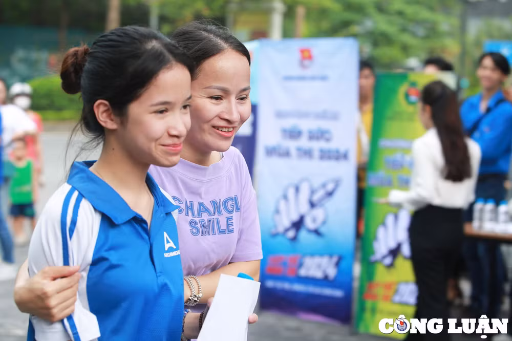 ha noi thi sinh chinh thuc buoc vao ky thi lop 10 cong lap phu huynh hoi hop doi theo con hinh 7